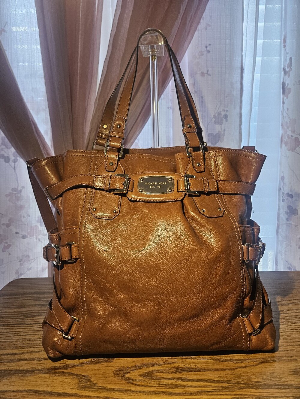 Michael Kors Gansevoort Large Leather Tote - Picture 4 of 16
